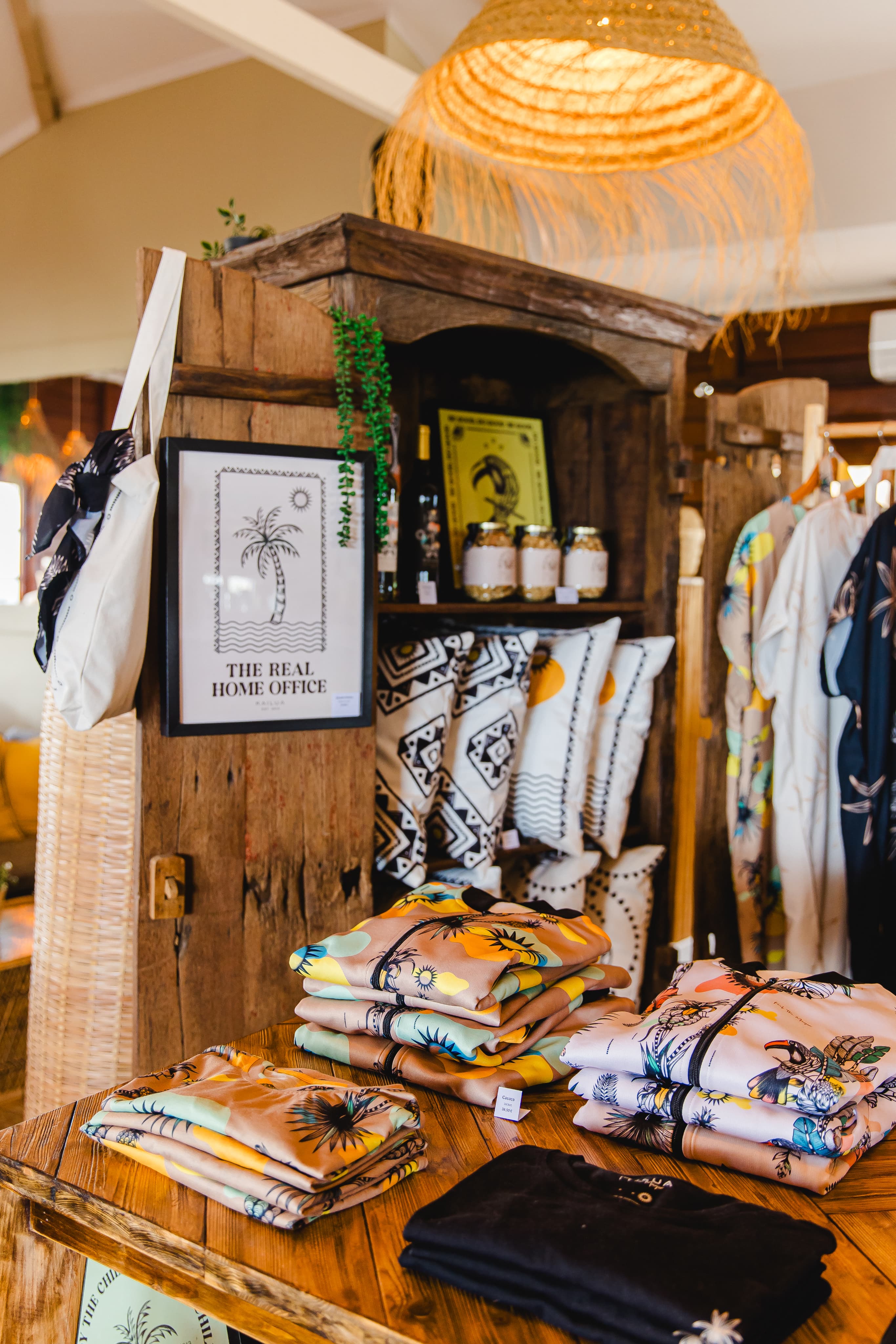 Kailua loja — vitrine com têxteis