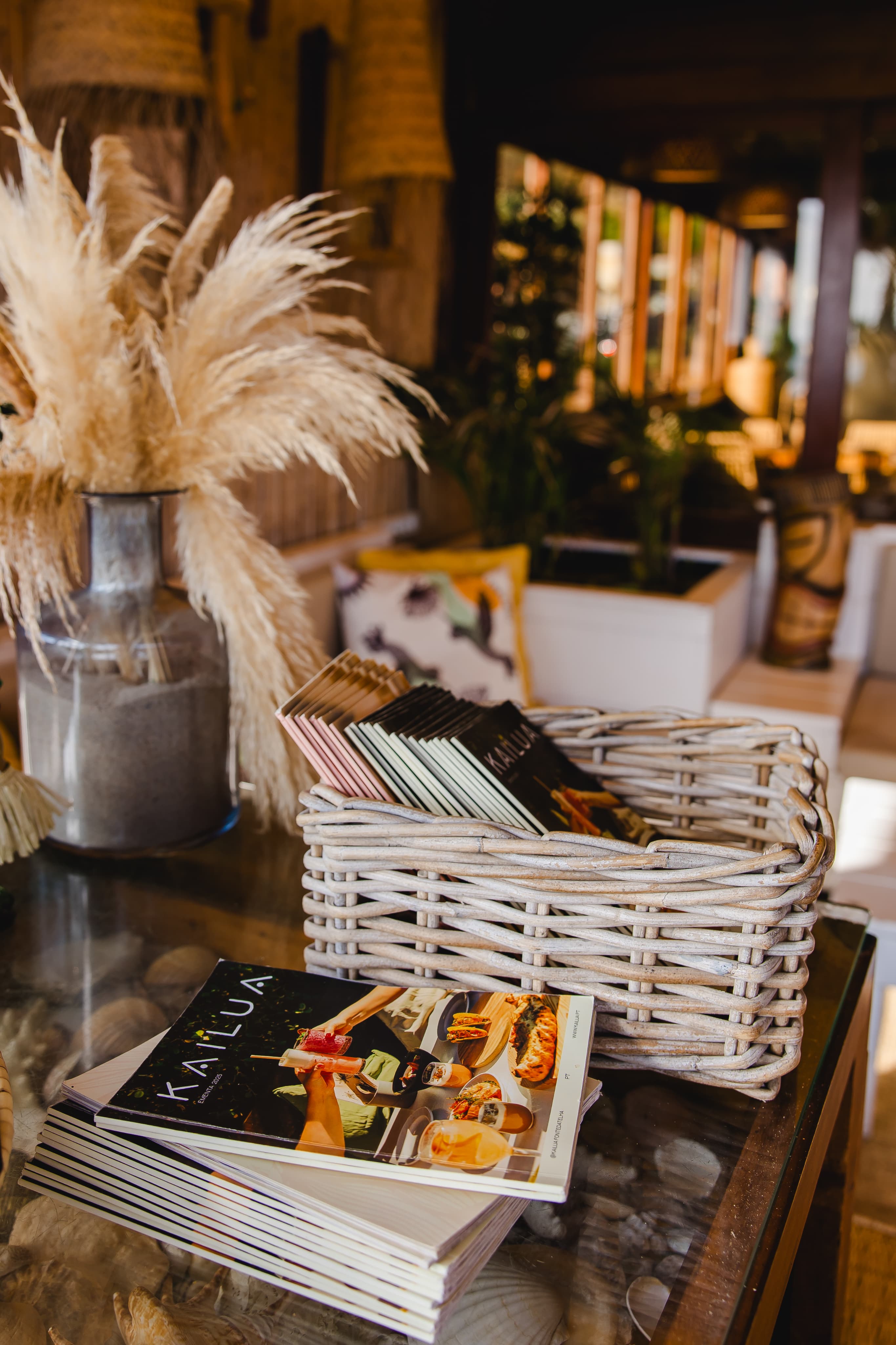 Ambiente acolhedor do Kailua com receitas